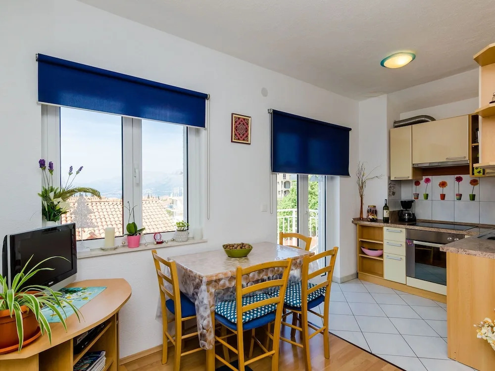 Comfortable Apartment With Amazing Seaview and Private Balcony,free Parking,wifi
