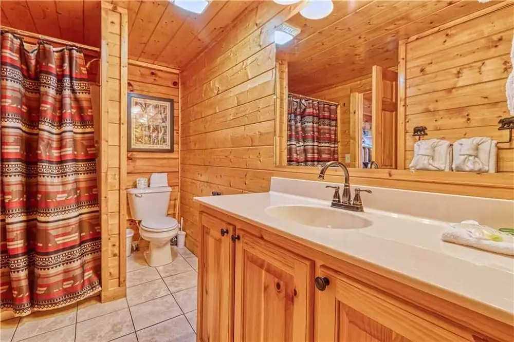Smoky Mountain Retreat - Five Bedroom Cabin