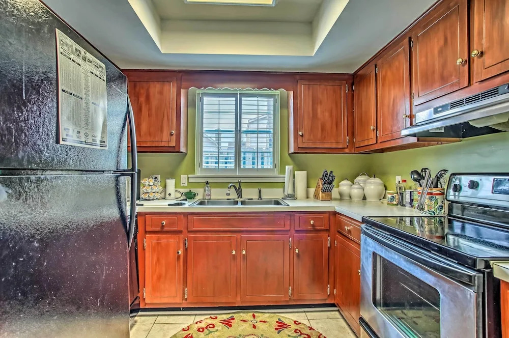 4 Mi to Barefoot Landing: North Myrtle Beach Home
