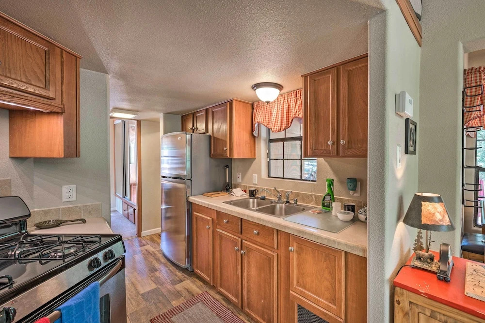 Gateway to Sunrise Resort! Show Low Cabin w/ Deck