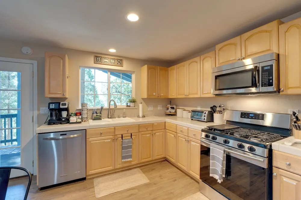 12 Mi to Apple Hill: Family-friendly Cabin Retreat