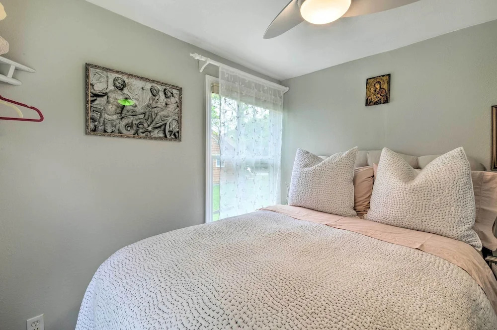 Cute East Hampton Cottage w/ Patio - Walk to Beach