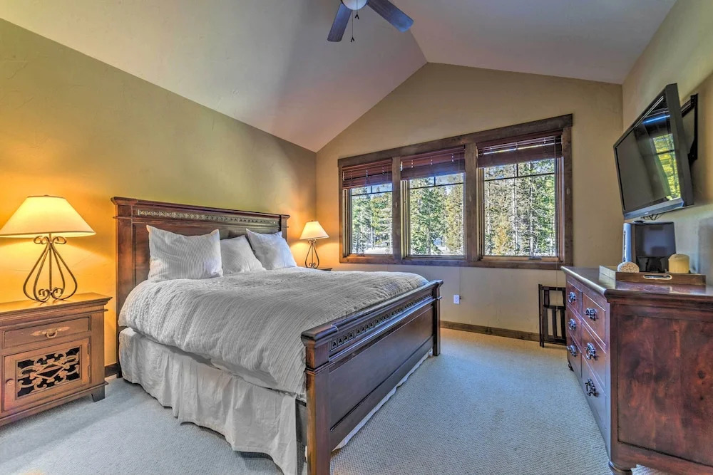Central Mammoth Lakes Townhome ~ 1 Mi to Slopes
