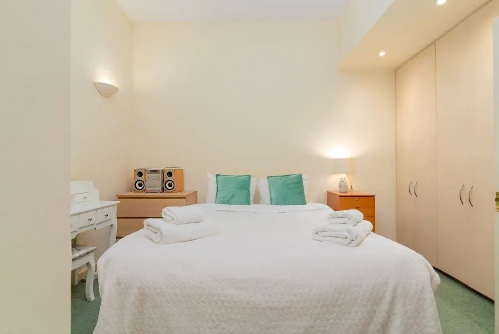 Charming 2 Bed Home In West Kensington Fits 4