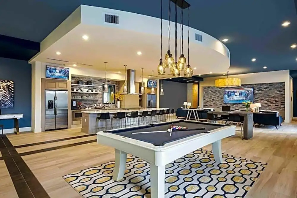 Modern 2BR Apt 3min From Convention Center