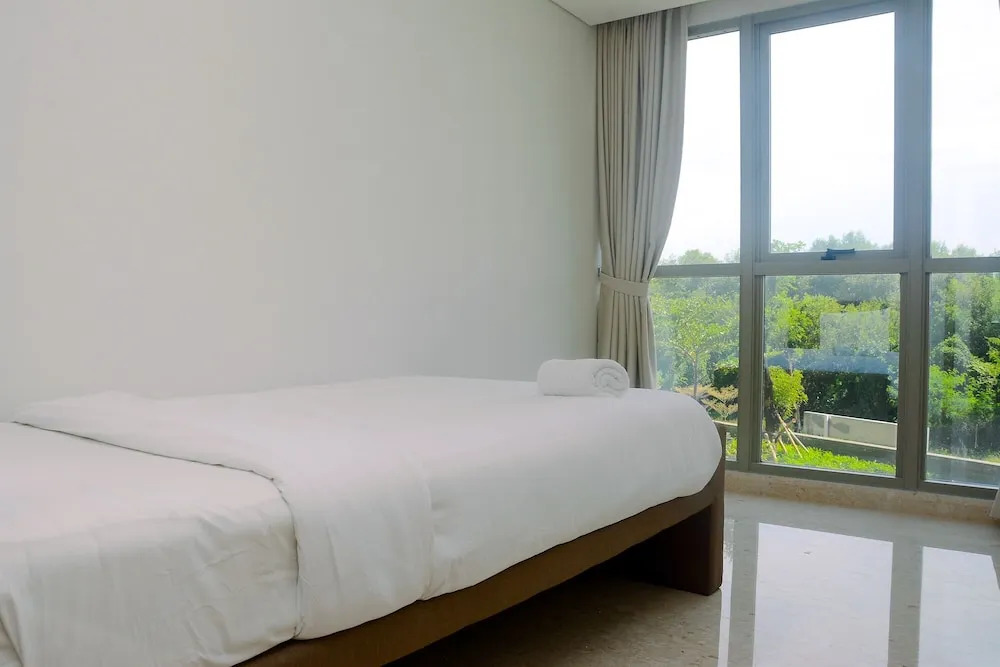 Spacious 3BR Gold Coast Apartment near Shopping PIK Avenue