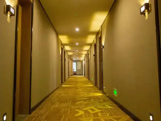 IU Hotel (Mengzhou Bus Station Huichang South Road)