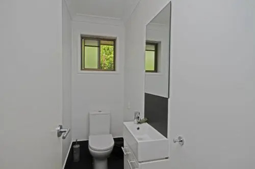 Red Door Beach House - Marcoola Beach - PET FRIENDLY, FOXTEL, WIFI, 500 BOND, Linen Supplied
