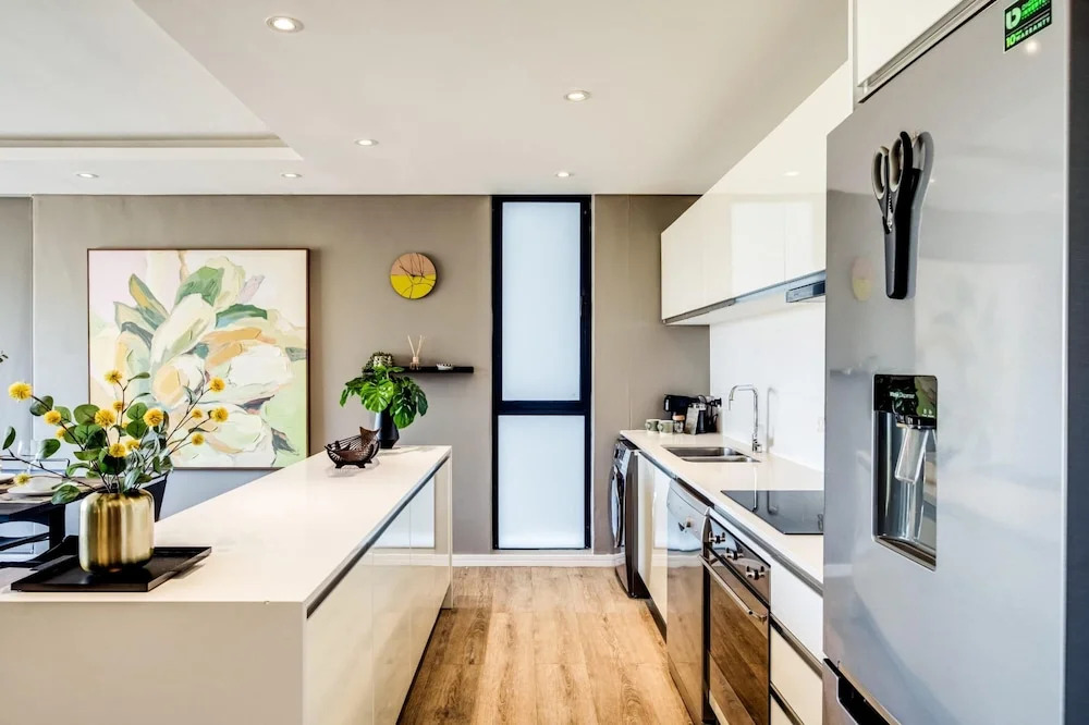 Urban Chic Apartment Close to Waterfront Warwick
