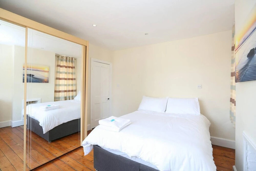 3/4 Bed House 2 Bathroom off Road Parking
