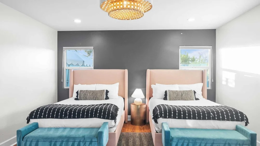 Scottsdale Retreat w/ Private Pool, Outdoor Dining & Close to Old Town Fun Casa Cambridge by Avantstay