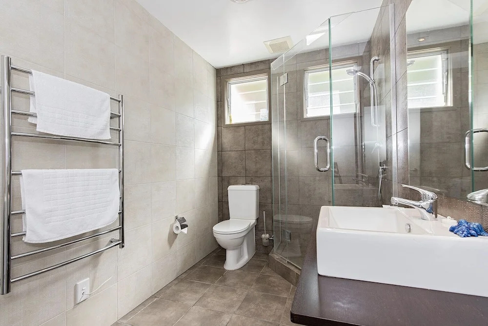 Perfect Central Location, 1/2 way CBD & Airport