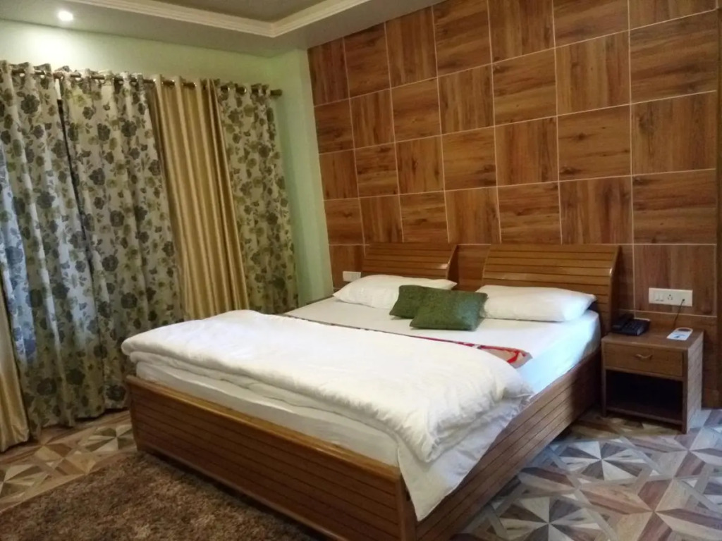 The Golden Peak, Hotel
