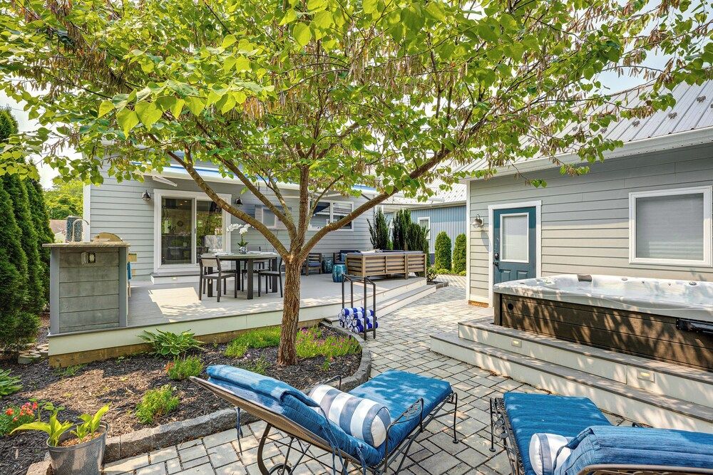 Near Solomons Island Boardwalk: Home w/ Hot Tub!