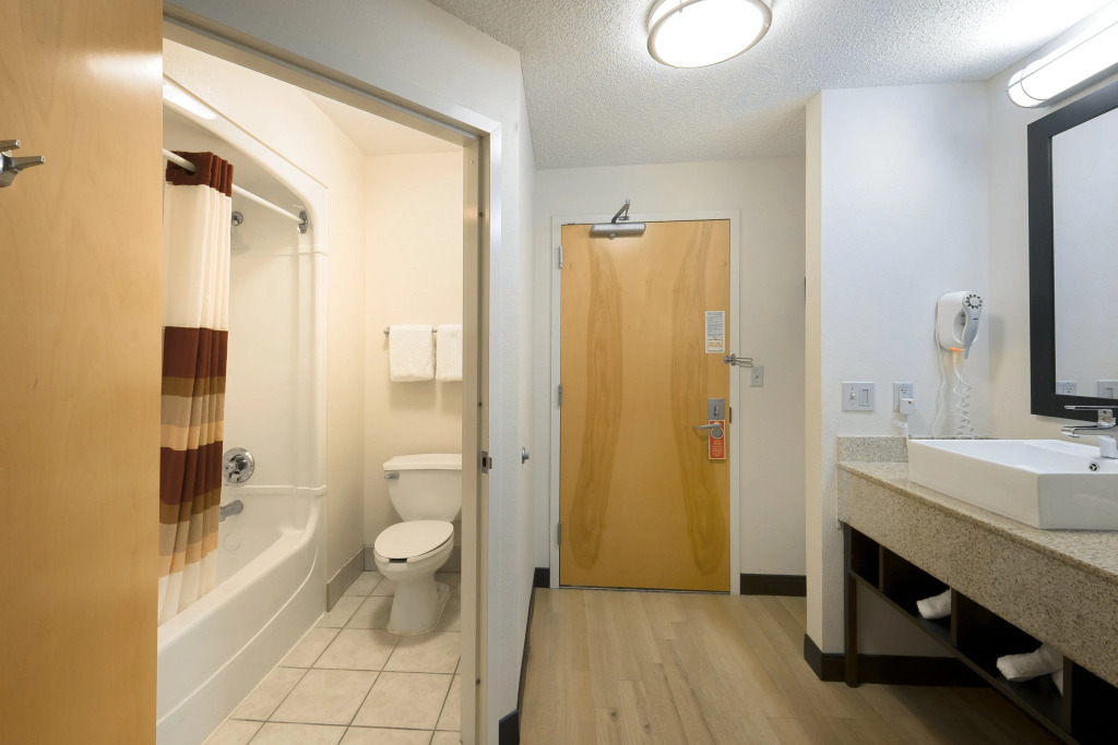 Red Roof Inn PLUS Long Island - Garden City