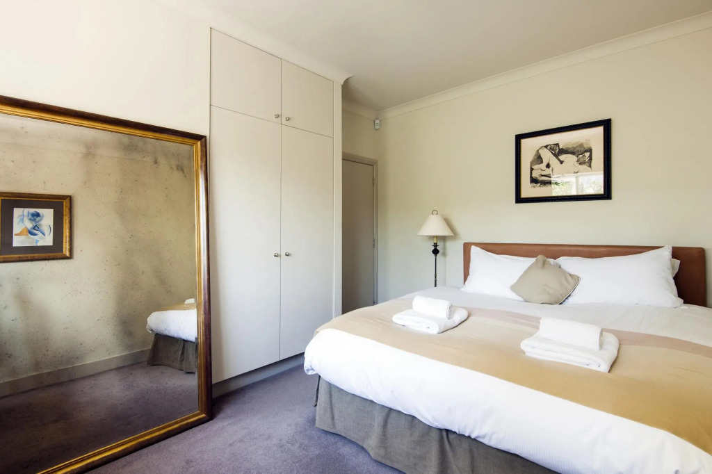 Exquisite East Acton Home Close to Shepherds Bush by Underthedoormat