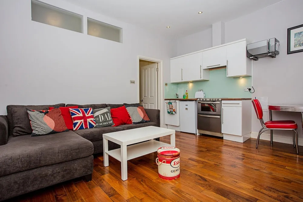 1 Bedroom Apartment in Heart of Shepherd's Bush Accommodates 4
