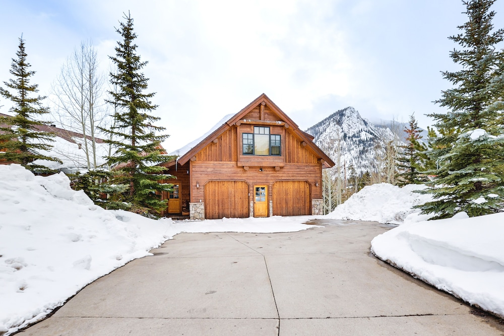 Spacious Frisco Home w/ Hot Tub & Mountain Views!