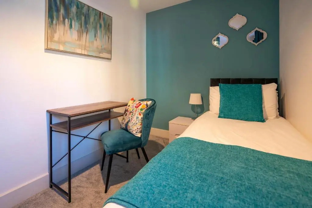 The Chaucer - Modern 3 Bed Home with parking close to city centre