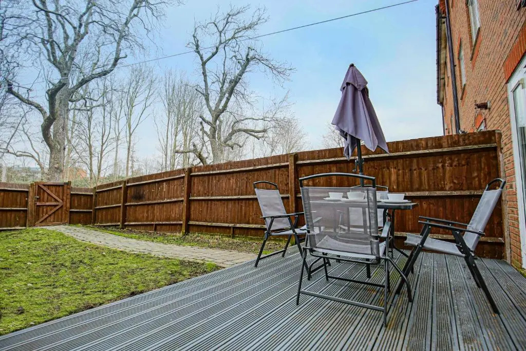 Large 6 Bedroom House with Free Parking, Smart TV with Netflix, Fast Wifi, Air Hockey & Garden by Yoko Property