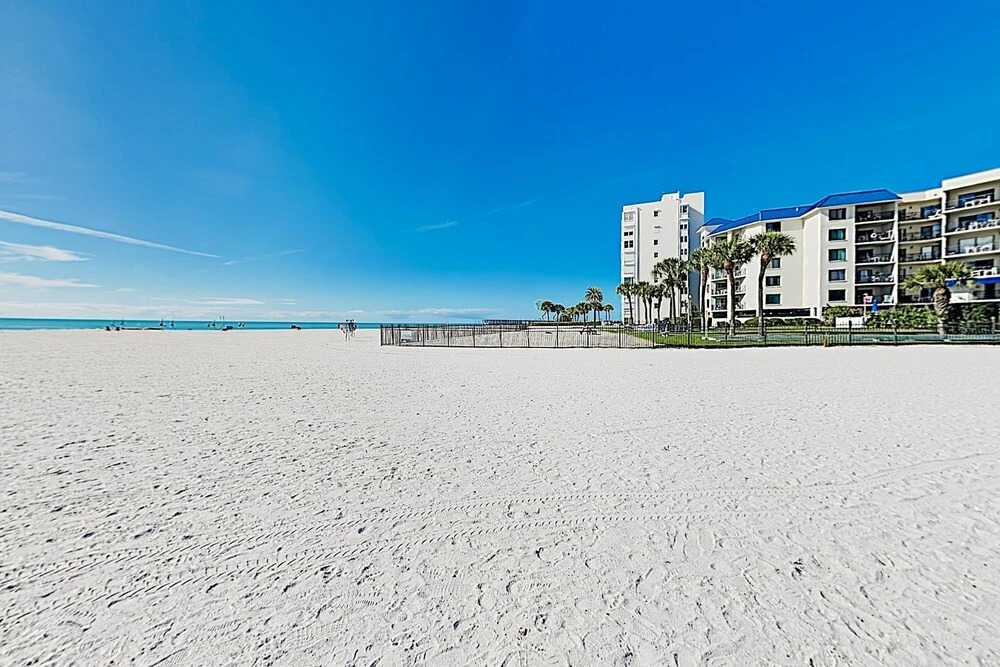 Waves 20 Condo - 2 Br condo by RedAwning