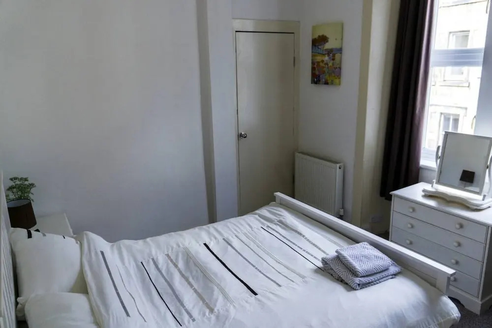 Spacious 2 Bedroom Holyrood Flat With Great Views