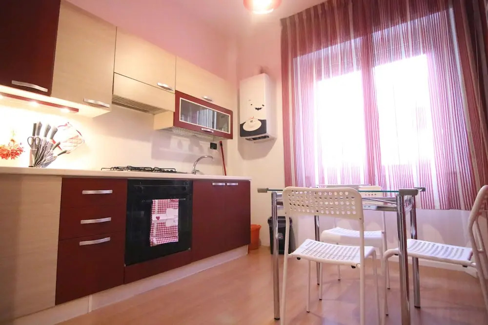 "7 SORELLE B&B" camere in pieno centro città con bagno privato, FREE HIGH SPEED WI-FI, NETFLIX