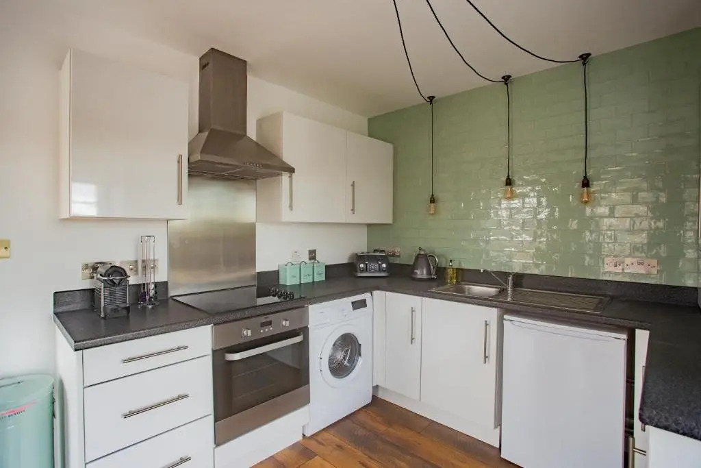 Chester railway station luxury apartment - sleeps 4 & FREE parking!