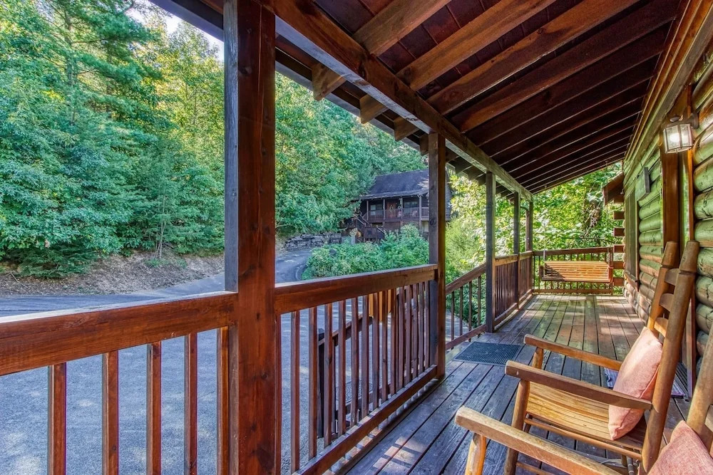 ER222 - Al's Nest - Great Location - Close To Town! 2 Bedroom Cabin by RedAwning