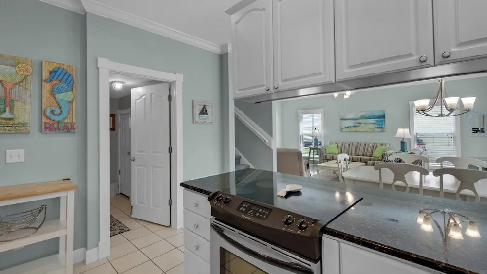 2 Minutes to Beach & Next to Pool - Free Beach Setup, Sleeps 12