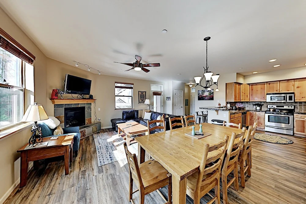 New Listing! Stylish W/ Garage & Hot Tubs 3 Bedroom Condo