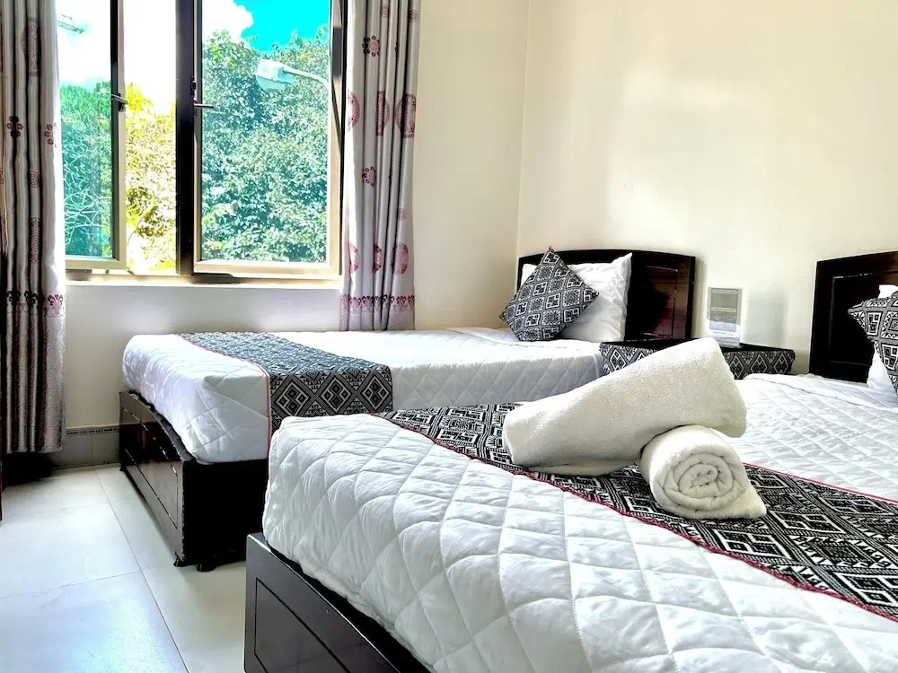 Frontier Hostel & Tours