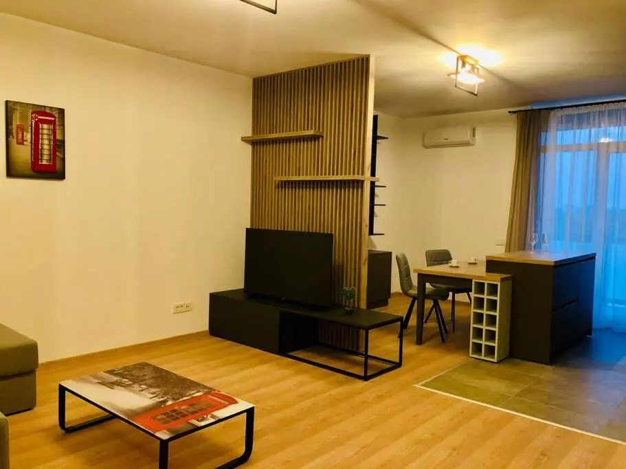 Modern and New Apartment near City Center V6B-64