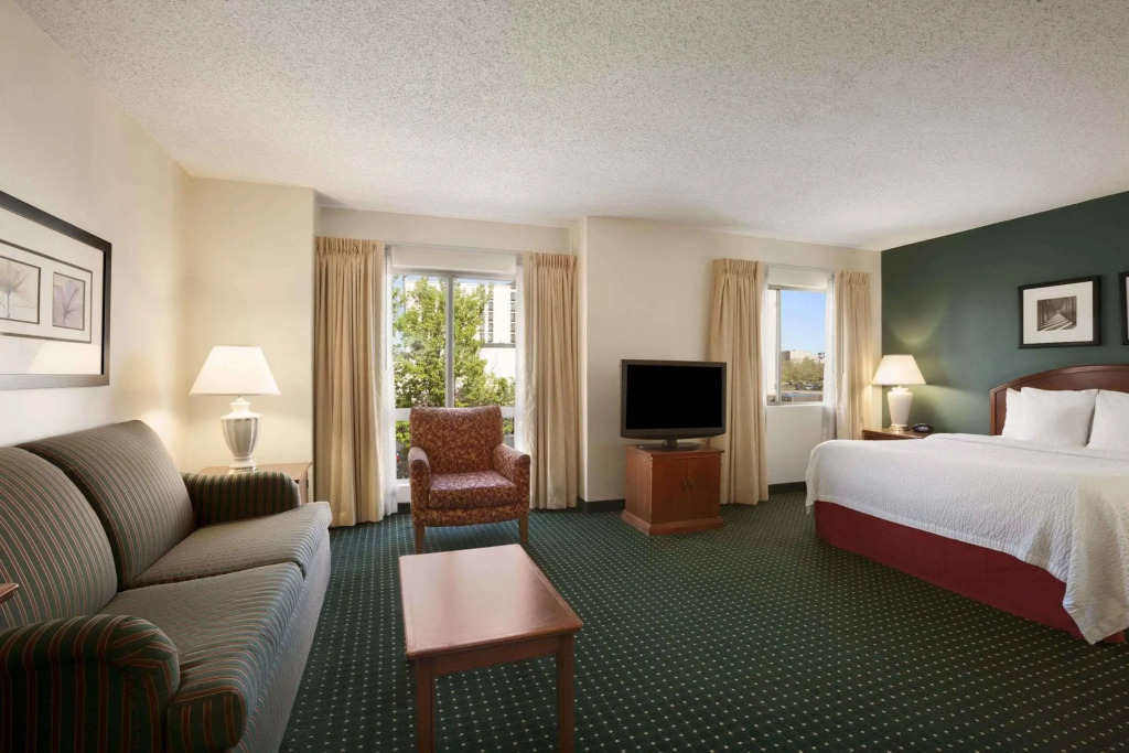 Philadelphia Suites at Airport - An Extended Stay Hotel