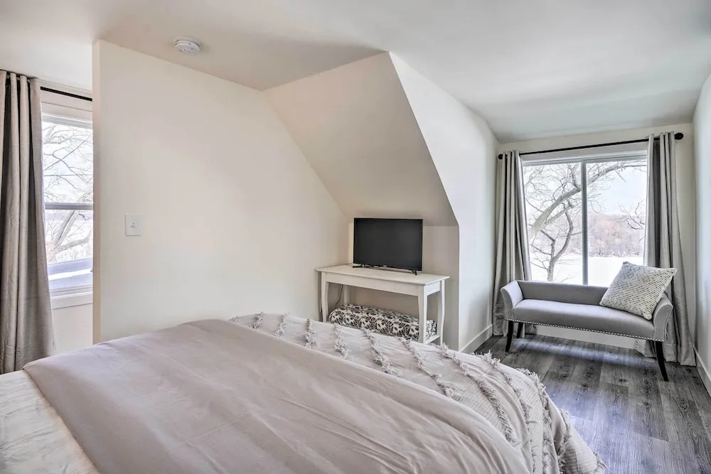 Cozy Plymouth Cottage w/ Medicine Lake View!
