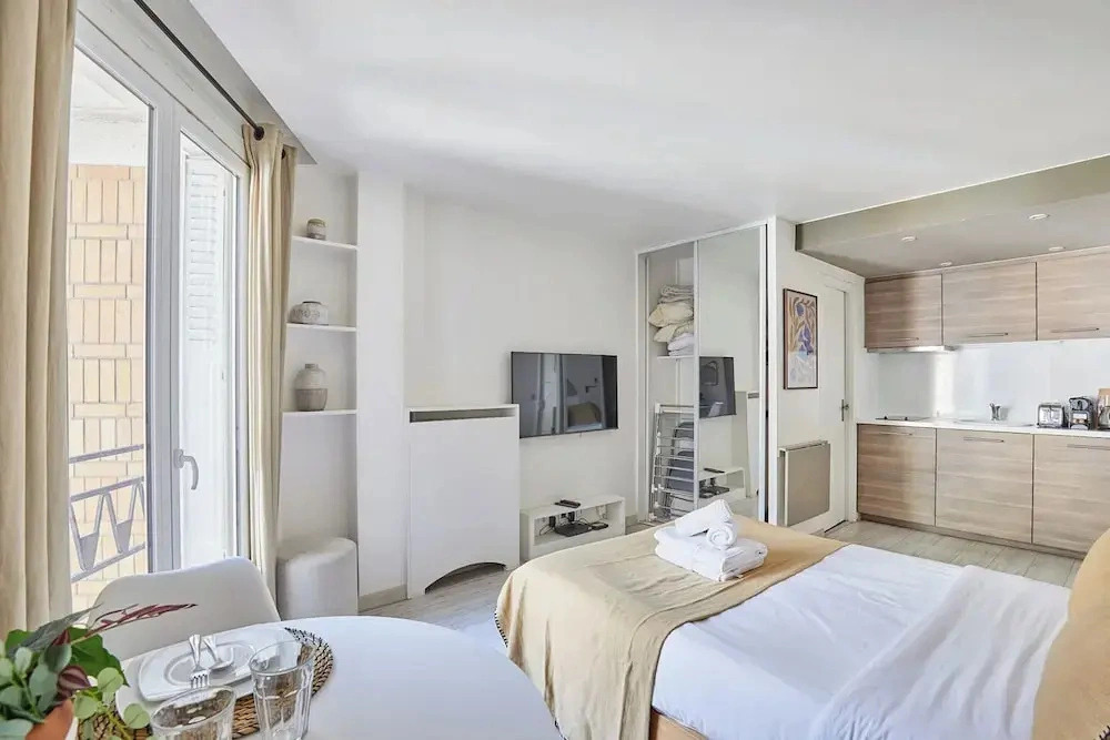 Modern Studio Montaigne Champs Elysees