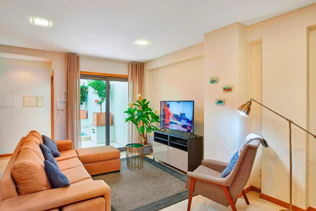Beautiful Town Centre Apartment with Shared Pool