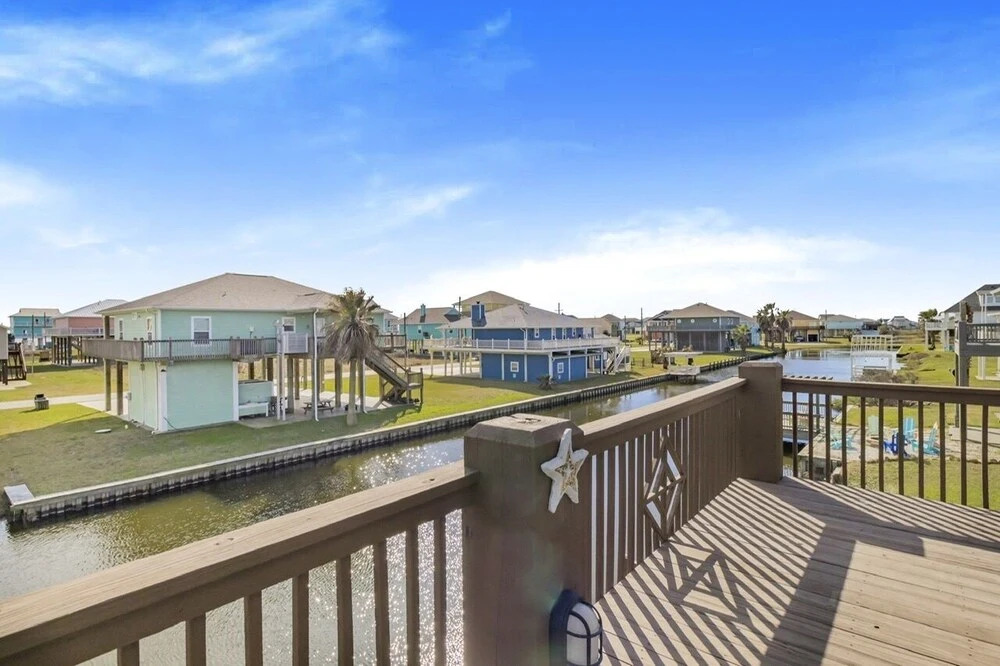 Surf & Seahorse 4 Bedroom Home by RedAwning