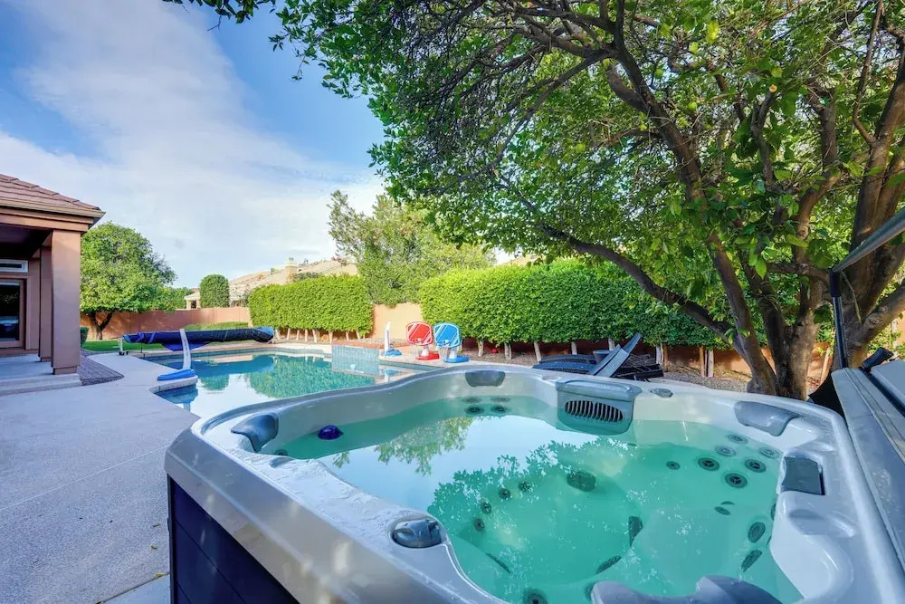 Pool Table, Putting Green: Luxury Oasis in Mesa