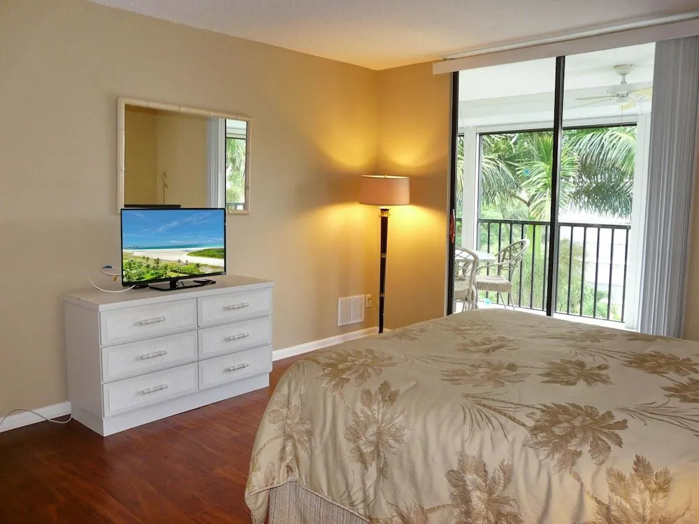 South end Condo With Pool/spa and Steps to Beach