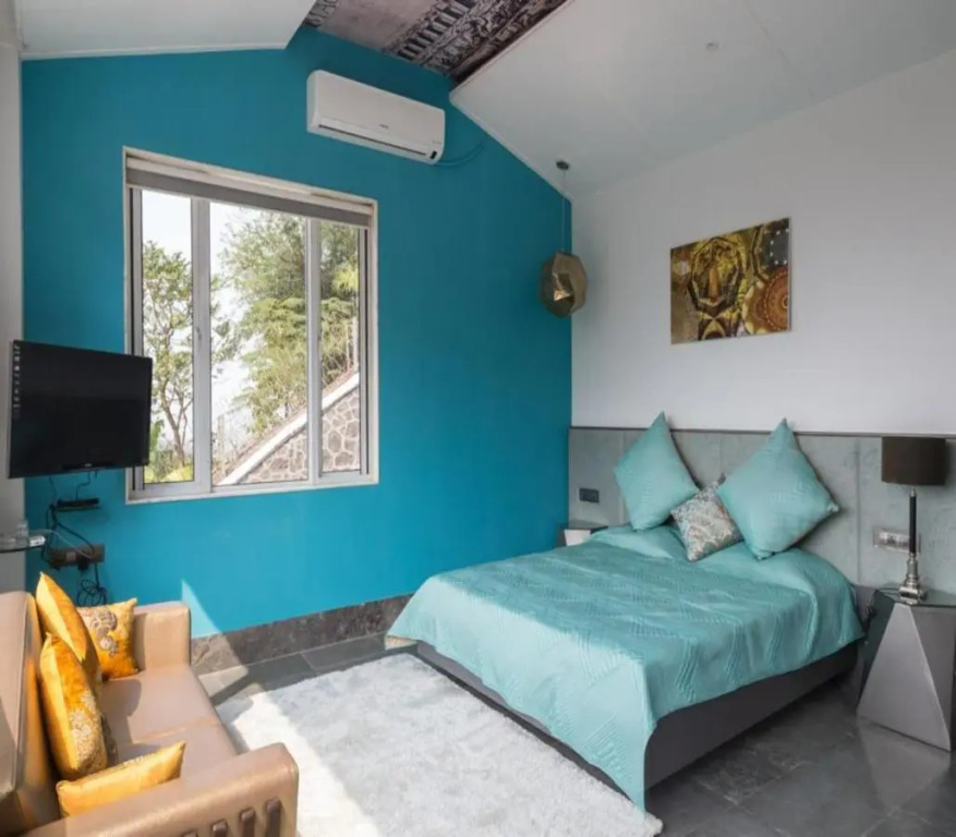 360 South, Khandala