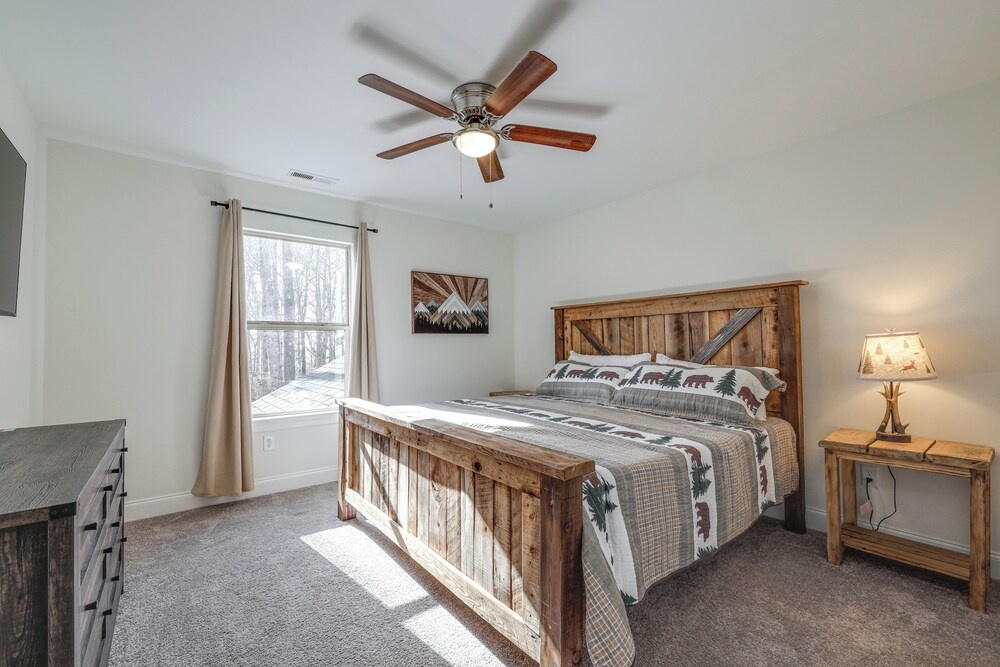 Lake Lure Getaway w/ Hot Tub & Fire Pit!