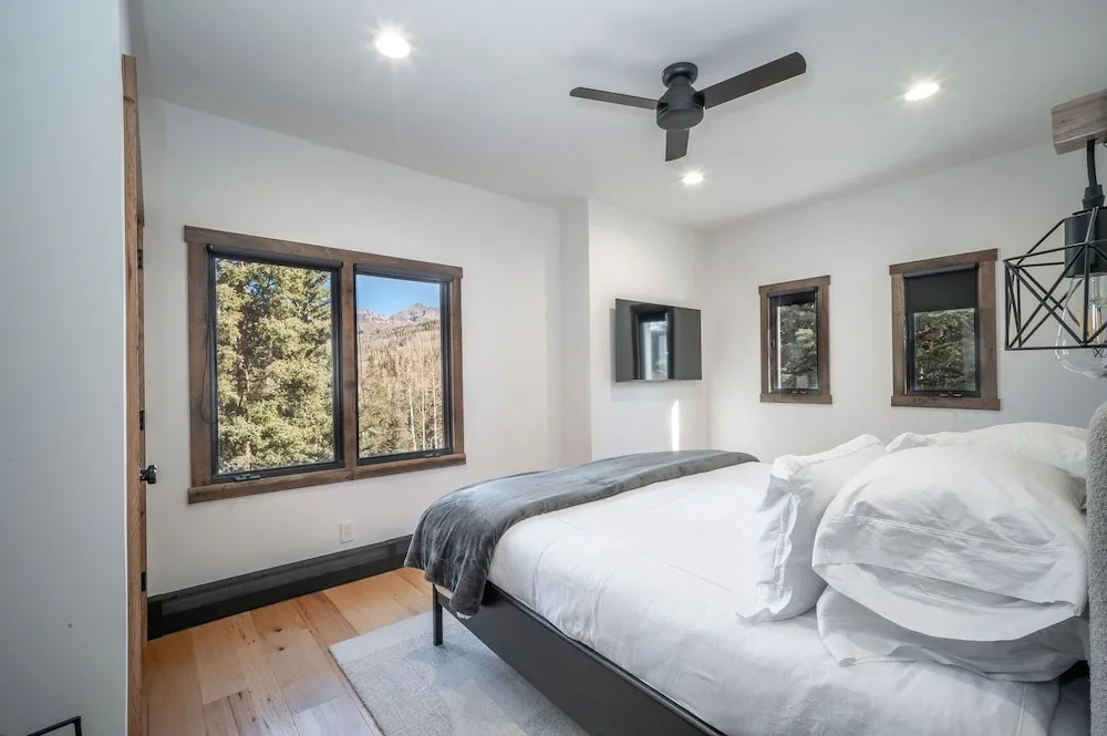 Winterleaf 4 Bedroom Home by RedAwning