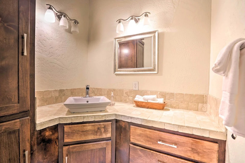 Luxe Getaway w/ Riverfront Views in Grants Pass!