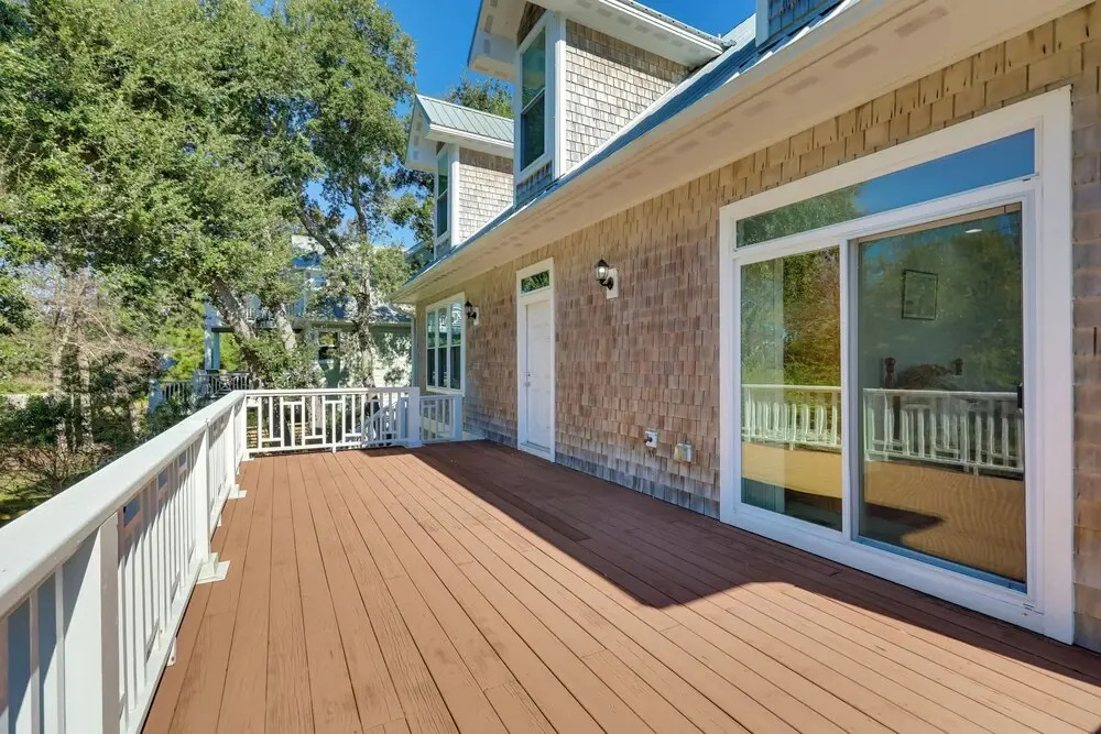 2nd-floor Unit w/ Deck! 1 Mi to Carolina Beach