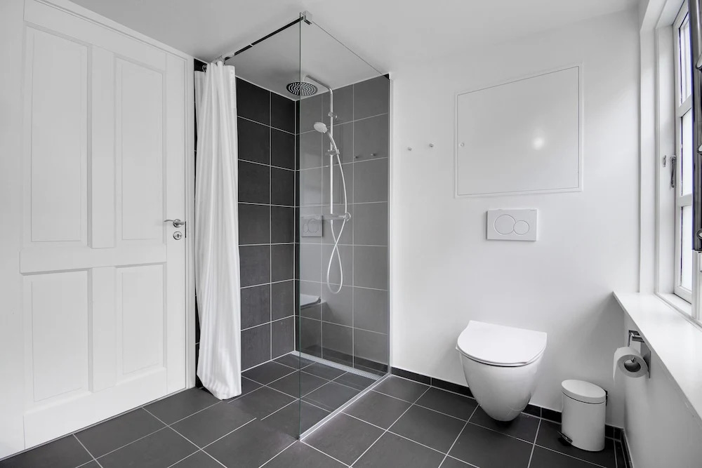 Regent 7 - Large 3 Bdr Apt With Balcony in City Centre