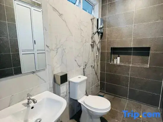 Cozy 4BR Homestay @ Kch near CityOne / Car rental