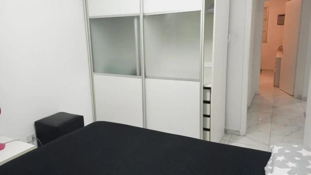Em 5 minutos a pé tá na praia e no Shopping Praiamar, 2 quartos, 2 banheiros, portaria 24 horas, elevador, garagem, ar condicionado, wi-fi!