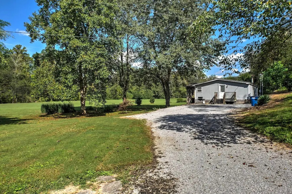 Ooltewah Cabin w/ Grill, Pool Table & Porch!