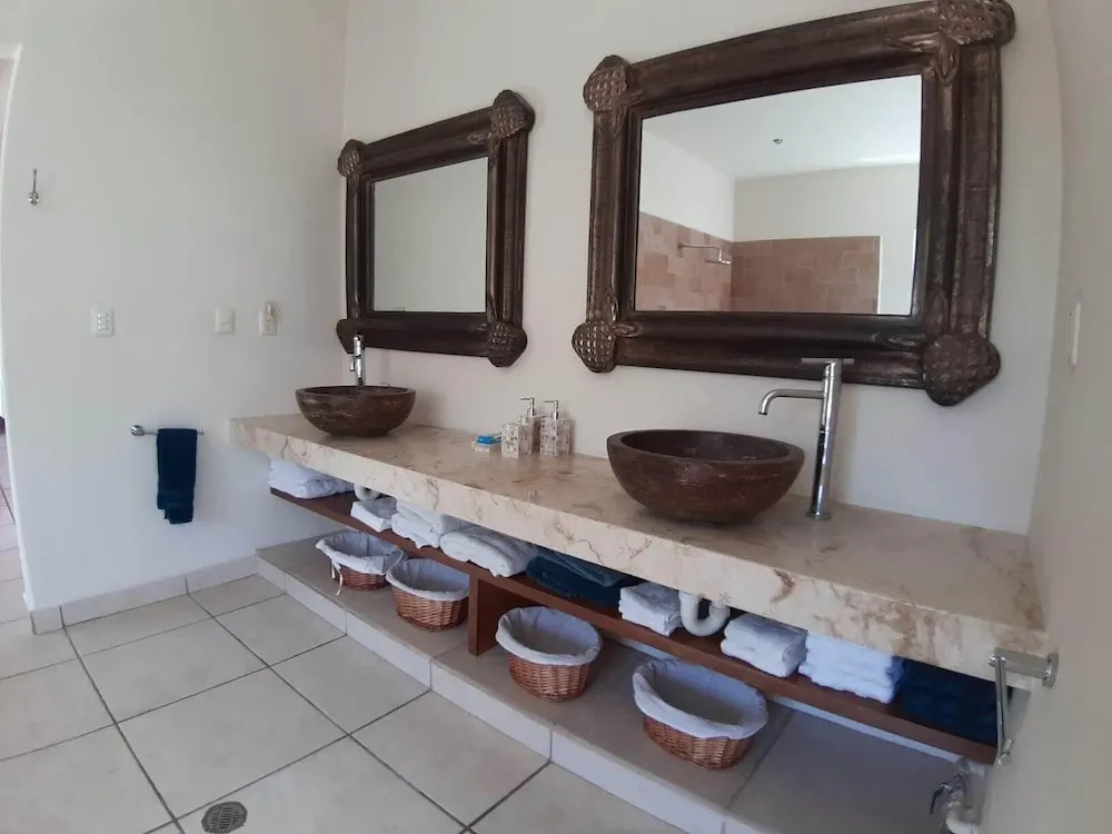 New Listing Close To Beach Sunny Spacious Villa